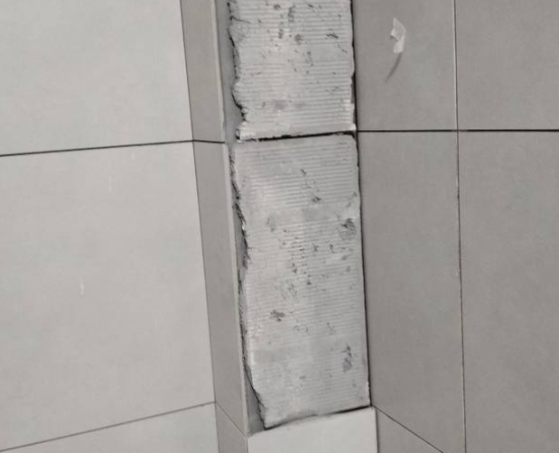 硚口瓷砖空鼓维修公司分享下瓷砖施工前基层浇水润湿程度不足，可能导致以下问题