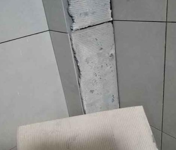 硚口瓷砖空鼓维修公司分享下厨房瓷砖脱落的补救措施。